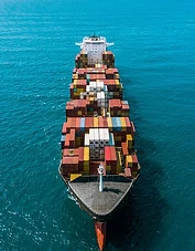 Containerschiff auf hoher See
